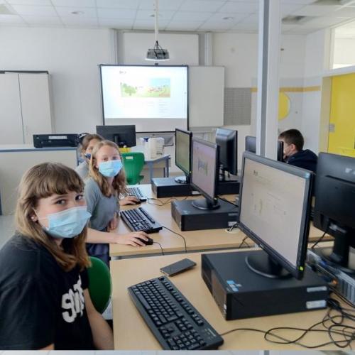 die_schuelerinnen_am_erforschen_des_oekologischen_fussabdrucks