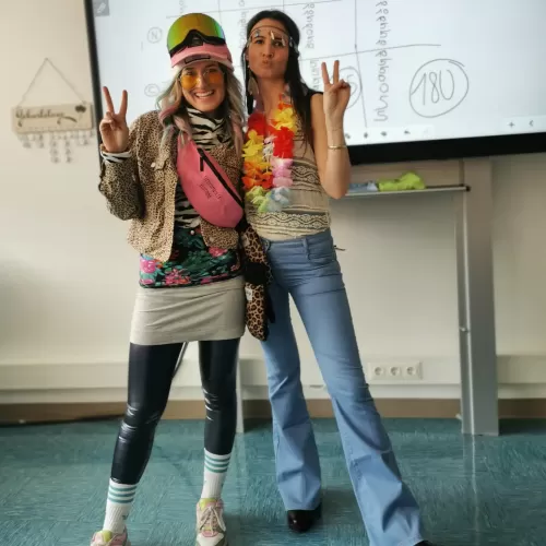 Hippie trifft auf Retro-Pistenwedler - Die Lehrerinnen Natalie Mühlmann und Tanja Stuflesser
