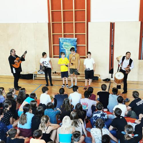 SchülerInnen musizieren gemeinsam mit der Gruppe Fiesta Musical