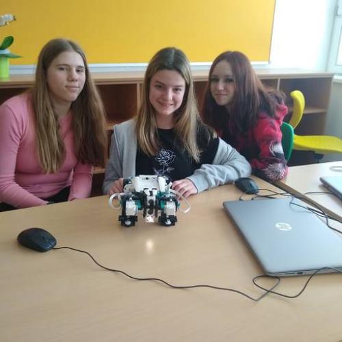 Schülerinnen testen den Roboter
