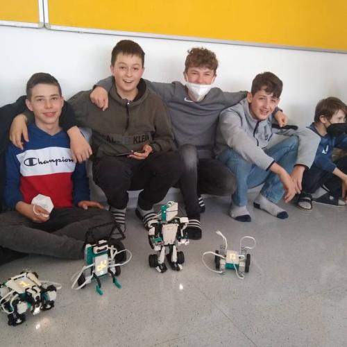 Die Schüler freuen sich über ihre selbstgebauten Roboter