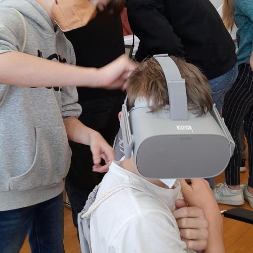 Schüler experimentieren mit der VR-Brille
