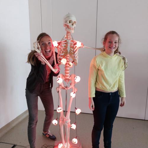 Englischlehrerin Frau Pargger und Viktoria posieren mit grusligem Skelett