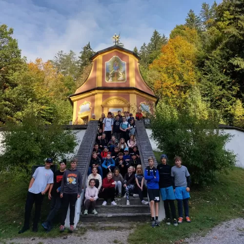 Gruppenfoto vor der Kapelle