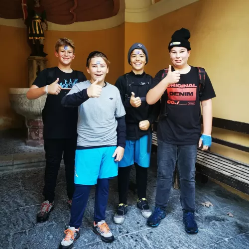 Wandern sorgt für gute Laune bei den Buben