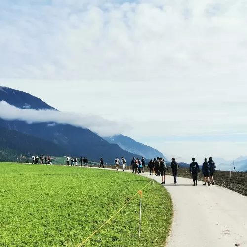 Die SchülerInnen auf dem Weg zurück