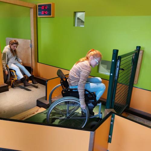 Schülerinnen erfahren Parkour mit Rollstuhl