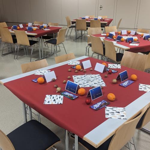 Festlich gedeckte Aula