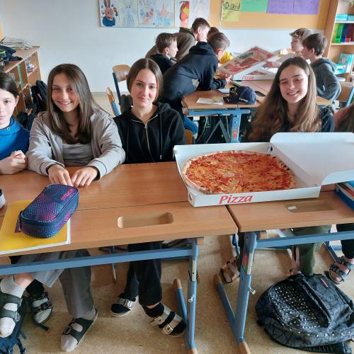 Schülerinnen lassen sich Pizza schmecken