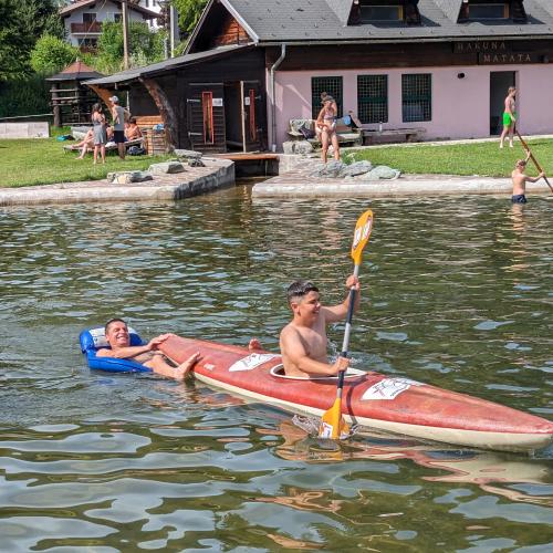 Herr Niedertscheider wird über den See gezogen