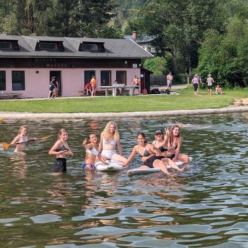 Die Mädchen auf dem Surfboard