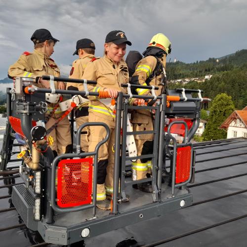 Feuerwehrjugend auf Drehleiter