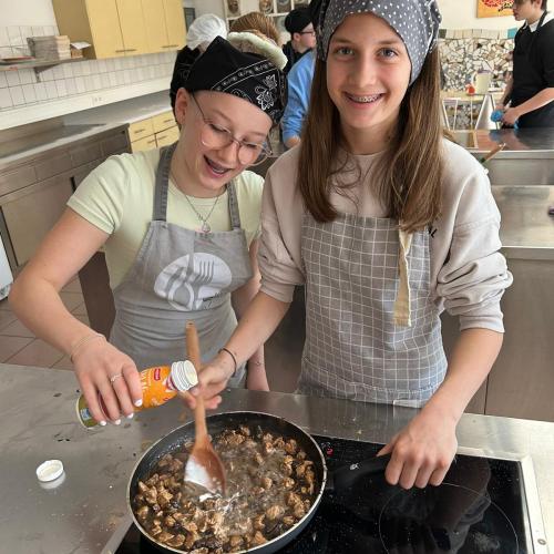 SchülerInnen der 3c beim Zubereiten einer Pilzsauce