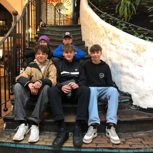 Jungsgruppe auf Stiege