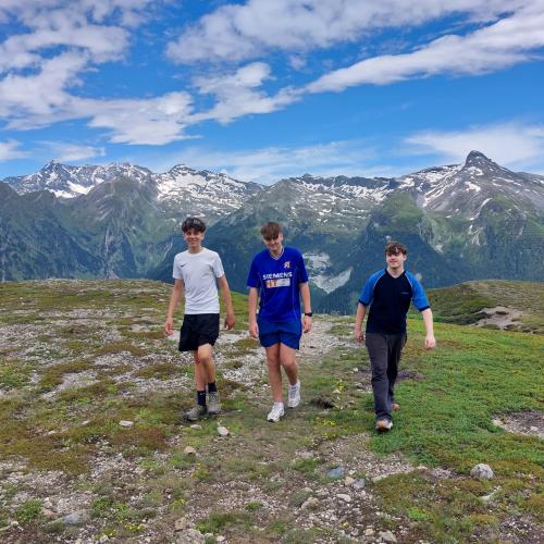 Jungs vor Bergpanorama