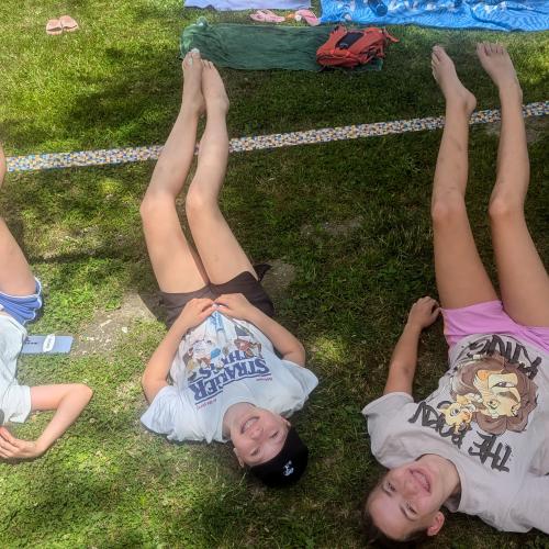 Mädchen bei Slackline