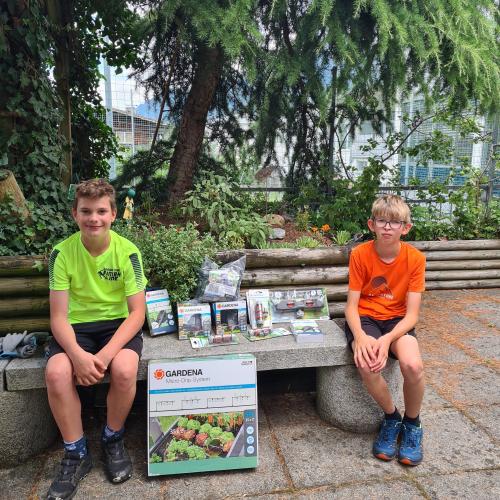 Schüler beim Verlegen und Installieren der Gardena-Bewässerungsprodukte