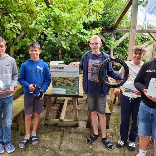 Schüler beim Verlegen und Installieren der Gardena-Bewässerungsprodukte