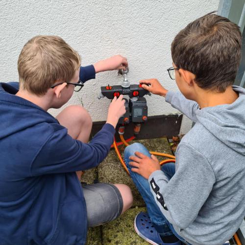 Schüler beim Verlegen und Installieren der Gardena-Bewässerungsprodukte