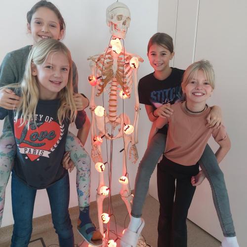 Gruppenfoto mit Skelett Hugo 1a