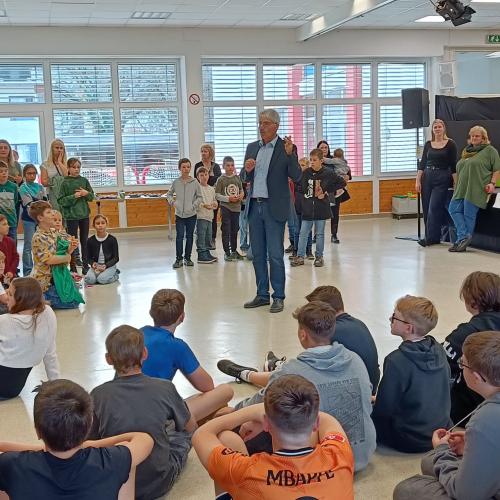 Empfang der Volksschüler durch Direktor