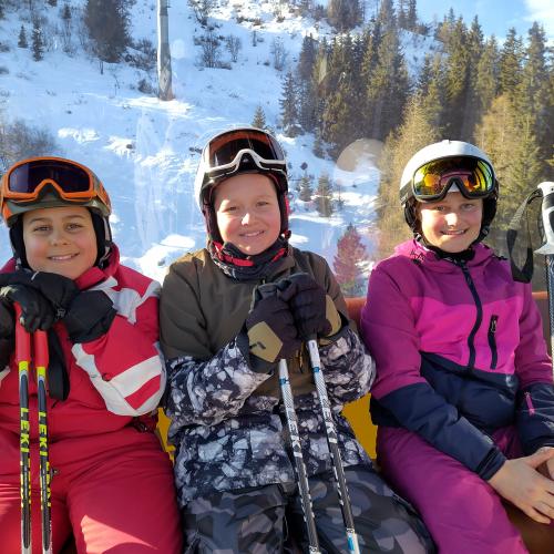SchülerInnen der 2.Klassen in der Gondel bei Traumwetter 1