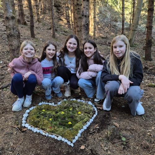 Landart Kunstwerk 2 samt Schülerinnen