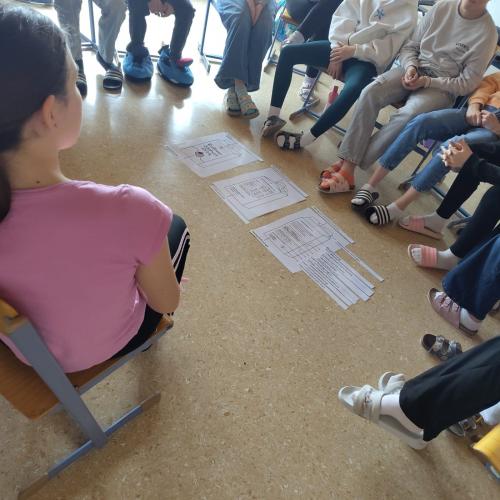 Workshop Einkaufen mit Köpfchen - Kinder bekommen im Sitzkreis erste Informationen