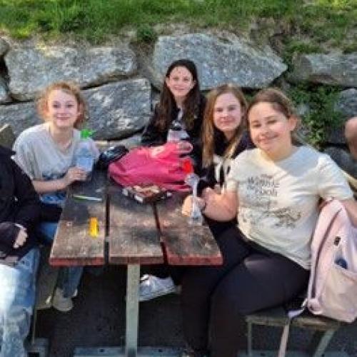 Schülerinnen beim Jausnen 1