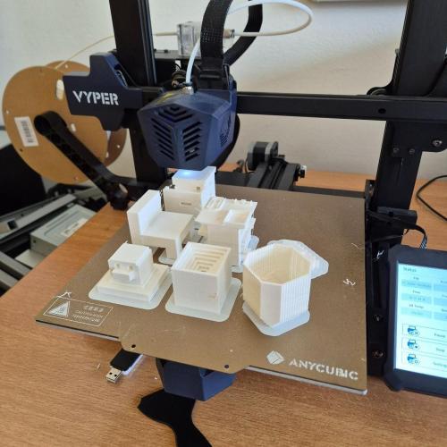 3D-Drucker beim Drucken der Schülerarbeiten 1