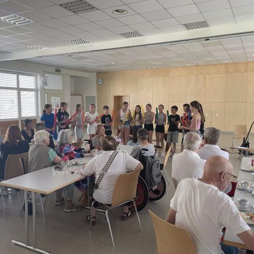 SchülerInnen bei Aufführung vor MS-Gruppe