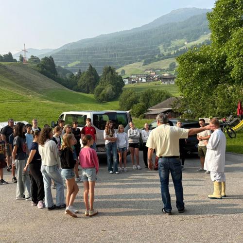 Besuch Metzger Hermann Gruber am Kolsassberg 1 - vorm Hof