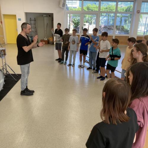 1c-Klasse mit Stefan Juen beim Einüben der Bodypercussion-Rhythmen