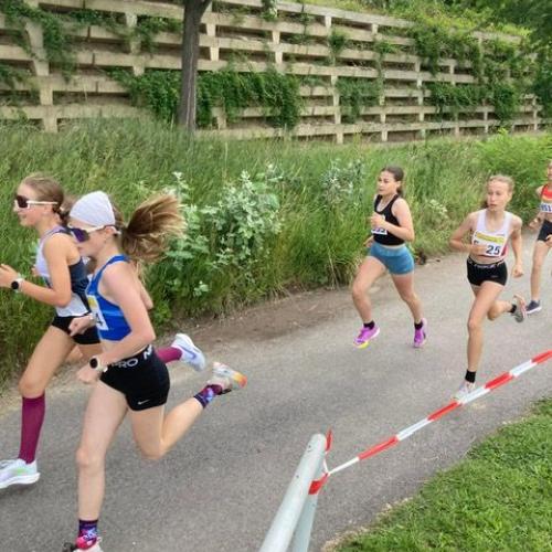 Schülerinnen beim Schullauf