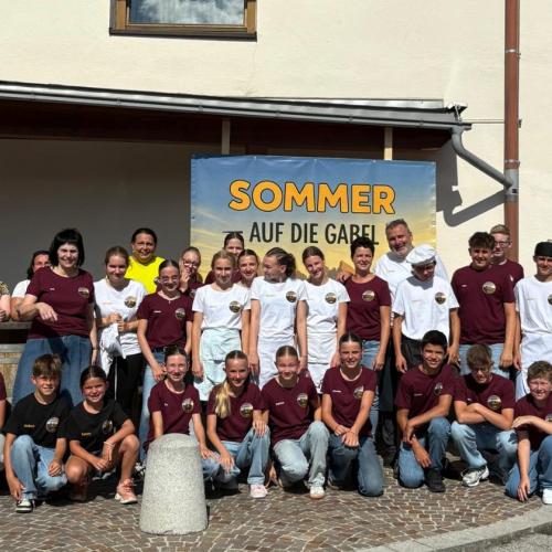 SchülerInnen vor Plakat des Galadiners