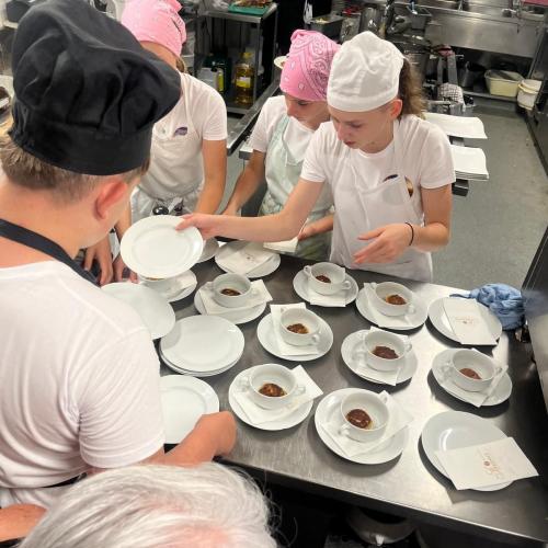 SchülerInnen in der Küche