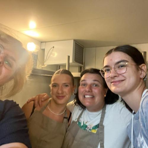 Schülerinnen, Lehrperson und Schweiger Barbara