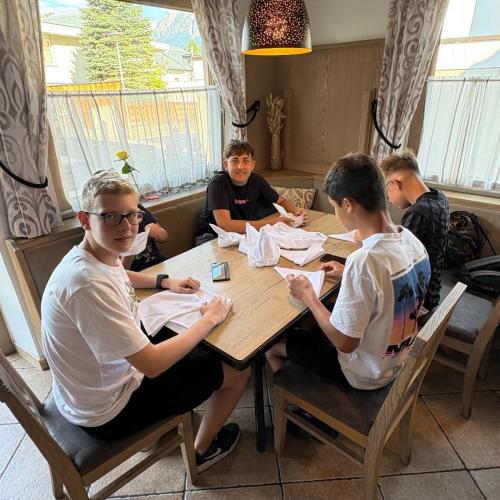 Schüler bei Vorbereitungen