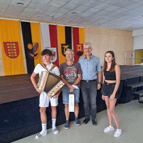 Martin mit Direktor, Schulsprecher und Vize-Schulsprecherin