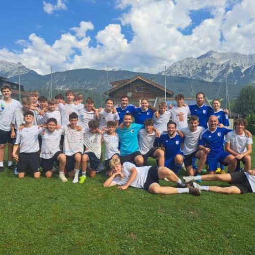 Gruppenfoto aller FußballspielerInnen