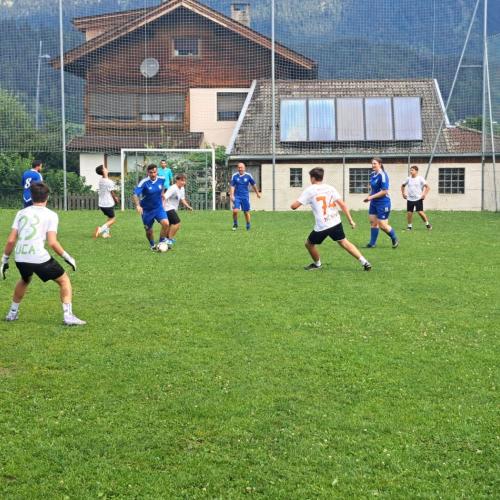 Schüler beim Spiel gegen Lehrer