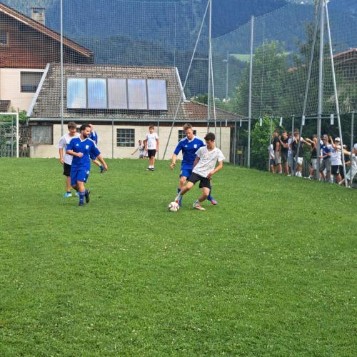 Schüler beim Spiel gegen Lehrer