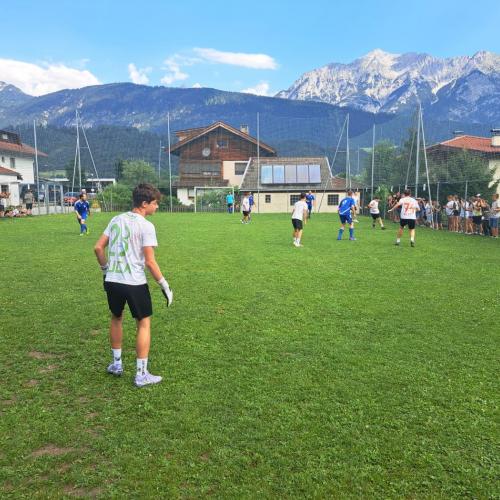 Schüler beim Spiel gegen Lehrer