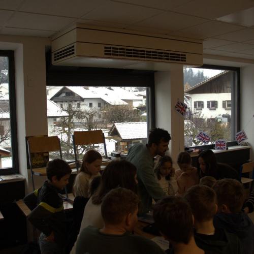 Schüler:innen und Volksschulkinder im Englischunterricht