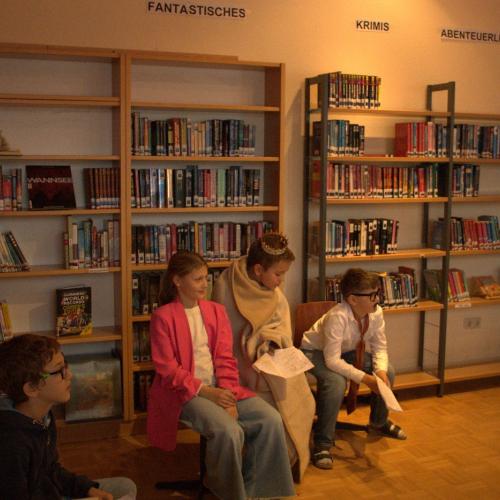 Schüler:innen und Volksschulkinder in der Bücherei