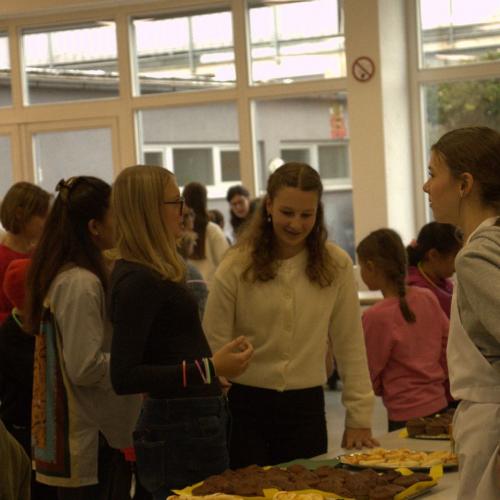 Schüler:innen und Volksschulkinder in der Aula