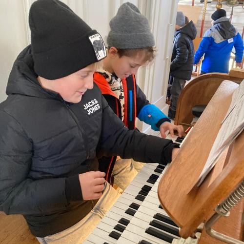 Schüler beim Begutachten der Orgel