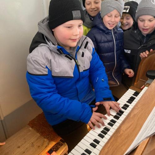 SchülerInnen beim Begutachten der Orgel 3