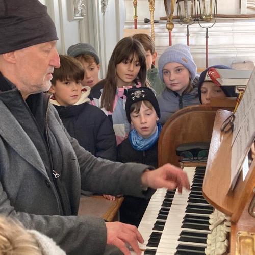 SchülerInnen hören gespannt die Orgeltöne