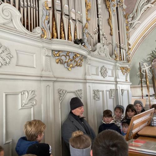 SchülerInnen hören gespannt die Orgeltöne 2